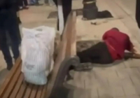 Астанада бір топ ер мен әйел вокзал маңында үй-күйсіз адамды тепкілеп кетті (ВИДЕО)