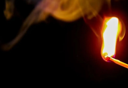 Қостанайдағы саяжайлардың бірінде ер адам әйелдің үстіне бензин құйып, өртеп жіберген