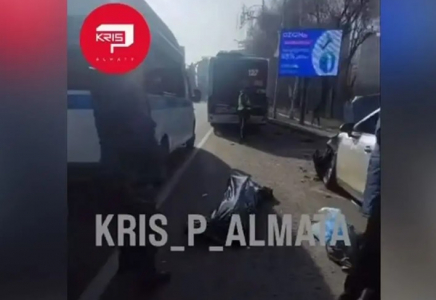 Рульде отырған жүргізушінің жүрегі тоқтап қалған: Алматыда бес көлік соқтығысып, бір адам көз жұмды