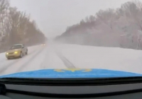 ШҚО-да Toyota Alphard қарсы бағытқа шығып кетіп, патруль көлігімен соқтығыса жаздады (ВИДЕО)