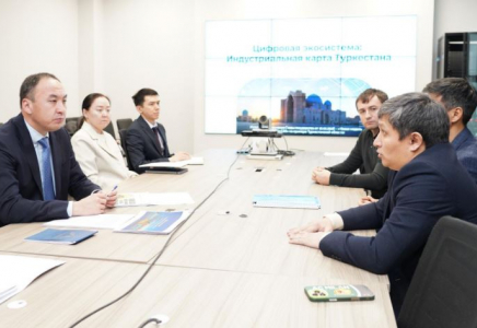 ТҮРКІСТАН: Өңір экономикасына заманауи цифрлық шешімдер енгізу мәселесі қаралды