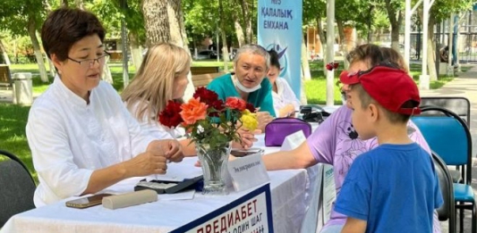 «ДЕНСАУЛЫҚ БҰРЫШЫ»: Шымкент тұрғындары саябақта дәрігерлерден тегін кеңес алды 