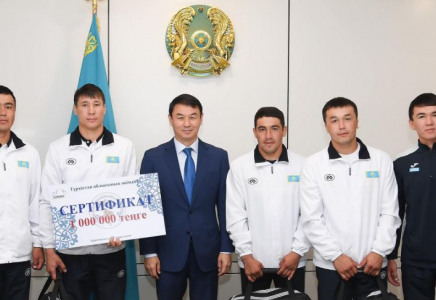 Дархан Сатыбалды көшпенділер ойындарының жеңімпаздарын марапаттады