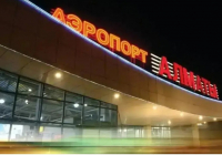 Алматы әуежайында мас шетелдік шу шығарып, әйнек сөрені қиратып кетті