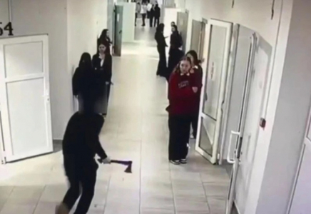 Құлсарыда балтамен сыныптастарына шабуыл жасаған жасөспірім мектепке қайта оралды