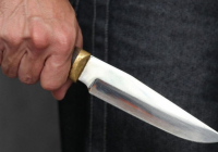 Атырауда такси жүргізушісі жолаушыға пышақ сұққан