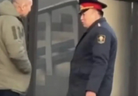 Қоғамдық жерде темекі шеккен: Қырғызстанның ІІМ министріне айыппұл салынды