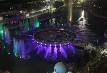 ​ШЫМКЕНТТЕ ЗАМАНАУИ МУЗЫКАЛЫ-ЛАЗЕРЛІ СУБҰРҚАҚ ІСКЕ ҚОСЫЛДЫ