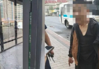 Астанада ер адам полицейлердің көзінше аялдама әйнегін сындырды