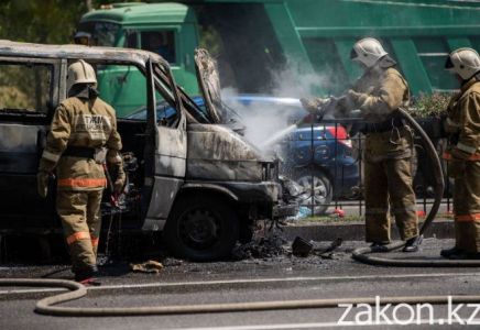 Алматыда шағын автобус өртке оранды (видео)