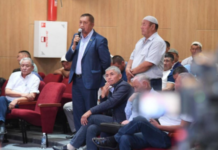 ТҮРКІСТАН: Дархан Сатыбалды диқандармен кездесті