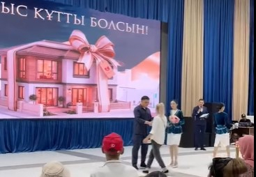 ​ШЫМКЕНТТЕ 40 ОТБАСЫ ЖАҢА ПӘТЕРДІҢ КІЛТІНЕ ИЕ БОЛДЫ