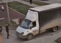 Көліктің терезесін шаққан: Қостанайда құрылыс дүкенінің қызмектерлеріне шабуыл жасалды