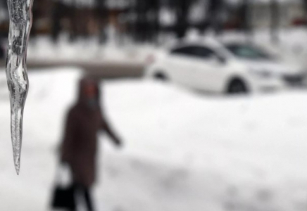 Павлодарда әйелдің басына мұз құлады: полиция кінәліні анықтады