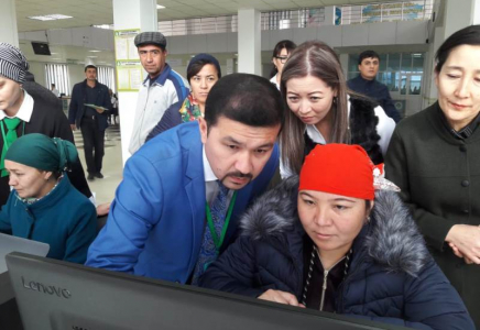 Түркістандағы ХҚО-да танымал тұлғалар тұрғындарға қызмет көрсетті  