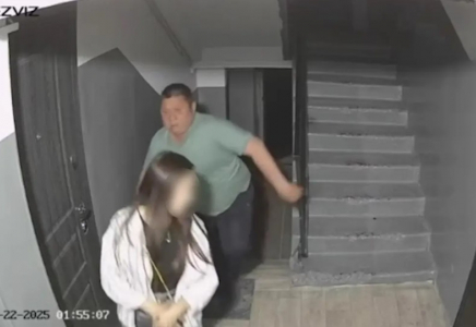 Сәтбаевта белгісіз ер адам әйелге тап берген: қорқынышты оқиғаның видеосы тарады