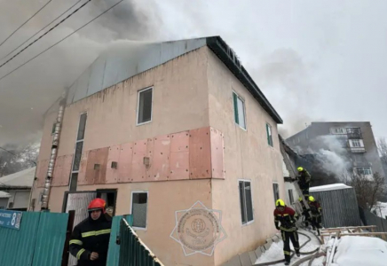 Астанада екі қабатты ғимаратта өрт шықты