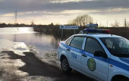 Петропавлда Есіл тасып жатыр: халықаралық маңыздағы автожолды су басты