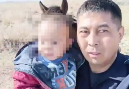 Абай облысында атқа мінген полицей иен даладан 3 жасар баланы тауып алған (ВИДЕО)