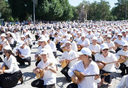 Т​алдықорған төрінде тарих жазылды: 5000 домбырашы «Балбырауын» күйін бір мезетте орындады