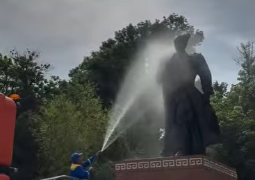  Шымкентте оқушылар ескерткіш аумағын абаттандыруға үлес қосты 
