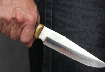 Атырауда такси жүргізушісі жолаушыға пышақ сұққан