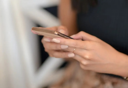 Бір көрген жігітке 159 мың рет SMS жазған әйел сотталатын болды