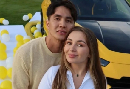 Сот блогер Жанәбіловке шартты жаза тағайындап, әйеліне бас бостандығынан айыру жазасын берді