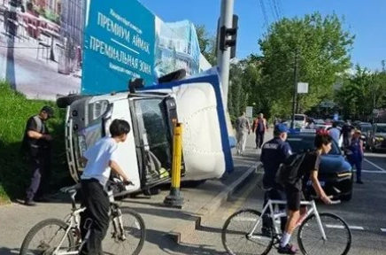 Алматыда қоқыс тиелген жүк көлігі аударылды