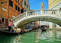 ​Венецияда өзгенің кемесін мініп кеткен әйел көпірге соқтығысты