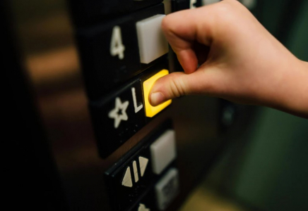 Қарағандыдағы тұрғын үйде үш бала лифт ішінде қалып қойды