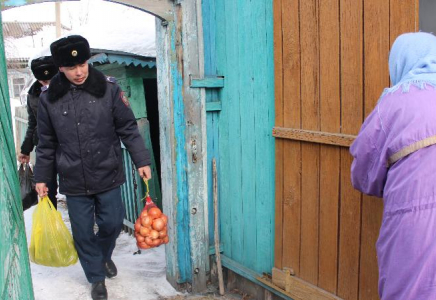 ​Өскемендік полицейлер аз қамтылған отбасыларға қол ұшын созды