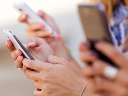 УАҚЫТ ТЕЗ ӨТІП ЖАТҚАНДАЙ: Смартфон адам өмірін ҚАЛАЙ БҰЗАДЫ?