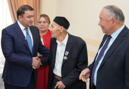 ​Түркістан облысының әкімі қарияларды мерекемен құттықтады
