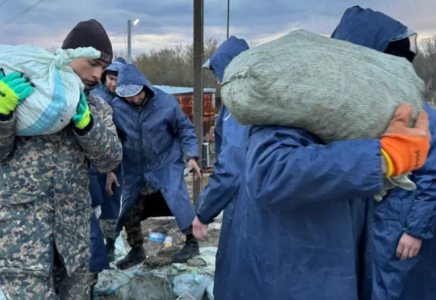 СҚО-дағы Тепличное ауылында түні бойы бөгеттер нығайтылған
