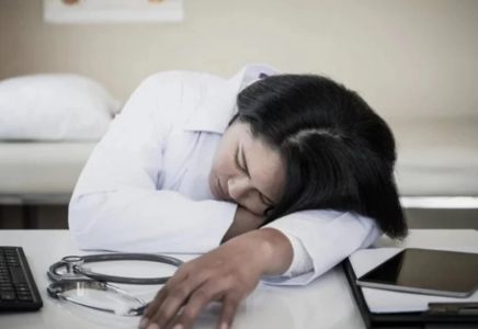 Алматыда аурухана дәрігерінің жұмыс бөлмесінде ұйыптап жатқаны түсірілген видео тарады