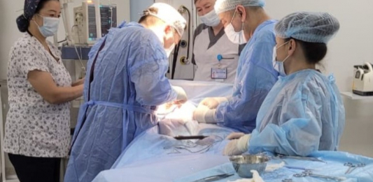 ​ШЫМКЕНТТІК ДӘРІГЕРЛЕР 4 ЖАСАР БАЛАНЫҢ ІШІНДЕГІ ҮЛКЕН ІСІКТІ СӘТТІ АЛЫП ТАСТАДЫ