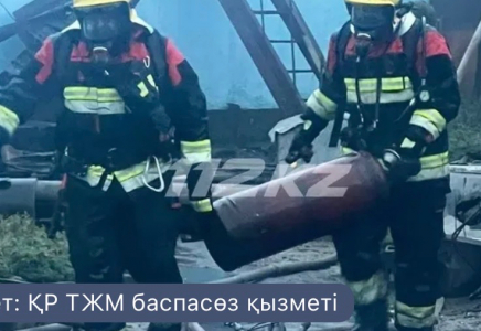 Теміртауда құтқарушылар өртеніп жатқан ғимарттан газ баллонын алып шықты