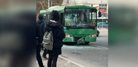 Алматыда екі автобус соқтығысып қалды: зардап шеккендер бар