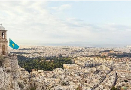 Афинаның ең биік нүктесінде Қазақстан туы желбіреді