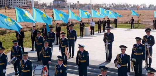 ​РЕСПУБЛИКА КҮНІ: ШЫМКЕНТТЕ 100 МЕТРЛІК ТУ ТҰҒЫРЫНА МЕМЛЕКЕТТІК ТУ КӨТЕРІЛДІ