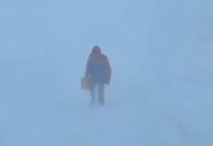 «Бүгінгі күннің батыры»: Қостанайдың жедел жәрдемдегі дәрігерлері боранға қарамастан, науқастарға жаяу барған (ВИДЕО)