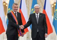 Президент Чехия Премьер-министрін І дәрежелі «Достық» орденімен марапаттады