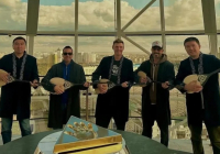 "Boys Мұқасан": Backstreet Boys әншілеріне шапан мен домбыра тарту етілді (видео)