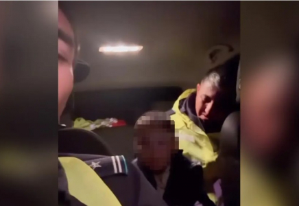 «Менің телефоным қайда?»: Шу полициясы түн ортасында трассадан тауып алған бүлдіршіннің анасы қызық реакция танытты (ВИДЕО)