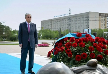 Тоқаев Әлия Молдағұлованың мемориалдық кешеніне гүл шоқтарын қойды