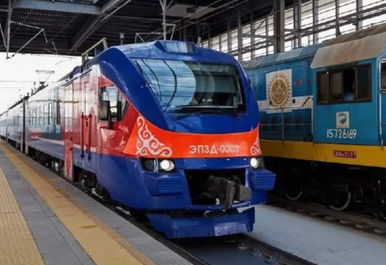 Ақмолада пойызға кешігіп қалған бойжеткен вагонға тас лақтырып, терезесін сындырды