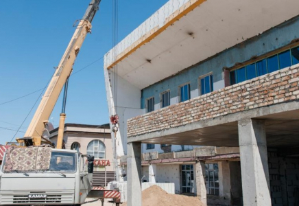 Атырау вокзалын жөндеу кезінде жұмысшы 5 метр биіктіктен құлап, басынан жарақат алды