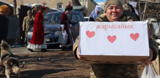 ​Шымкентте әскери қызметшілер мұқтаж отбасыларға көмек көрсетті