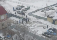 "Бірнеше күн бойы жатқан": Ақтөбеде мектеп маңындағы қоқыста жатқан үлкен сөмкеден мәйіт табылды